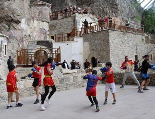 Black Sea city showcases its iconic sites through live sports shows