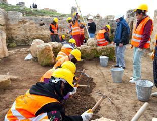 Women trace history at ancient castle