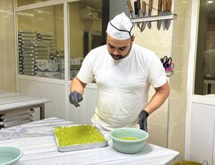 Turkish baklava makers work non-stop for Ramadan rush