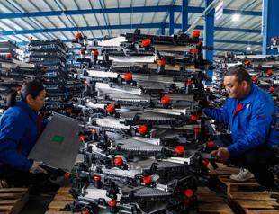 Chinas factory activity slump deepens in February