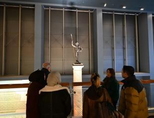 Viewing platform installed for Mars statue