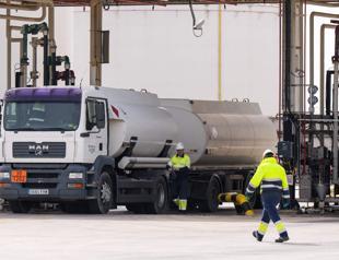 Oil prices surge as Mideast war rages