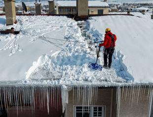Erzurum mountaineers defend streets from falling icicles