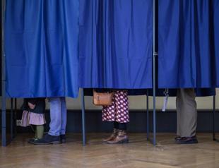 Left leads in Paris, far right eyes gains in France local polls
