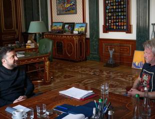 Sean Penn wins supporting actor Oscar, skips ceremony