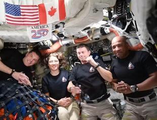 After milestone-rich lunar flyby, astronauts start trip home