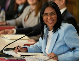 After oil, Venezuela opens up mining to private investors