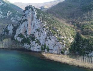 Ancient rock tombs, fortress reveal Hellenistic past