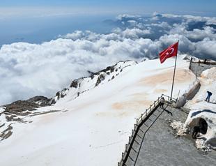 Snowy summit of Tahtalı Mountain attracts visitors in spring