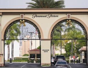 Hollywood stars sign open later against Paramount-Warner deal