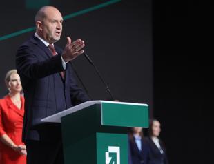 Bulgarias pro-Russian former president seen as strong front-runner in election