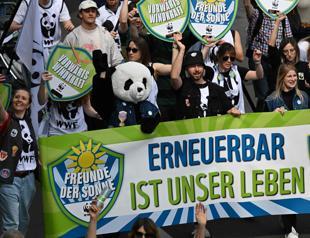 Thousands of people call for faster green shift in Germany