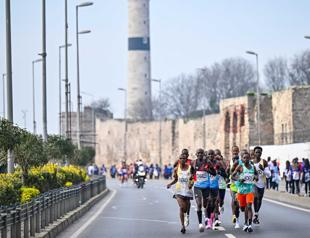 New records set as athletes navigate Istanbul’s historic route