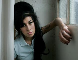 Amy Winehouses father loses suit against friends