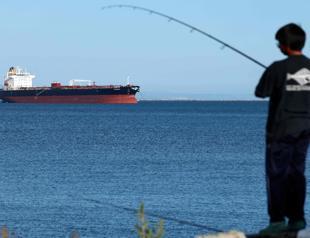 Oil extends gains, stocks sink as peace talk hopes fade