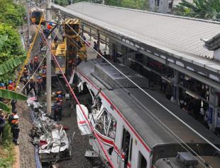 Train collision kills 14, injures dozens near Jakarta