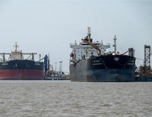 Iran defies Trumps blockade as oil prices soar