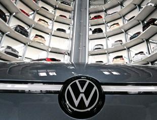 Struggling German auto giant Volkswagens profits plunge