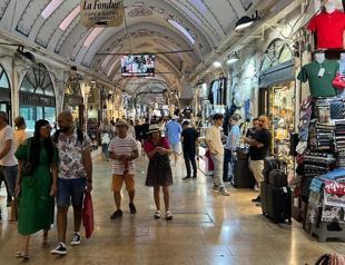 Tourist spending on clothing and souvenirs declines in first quarter
