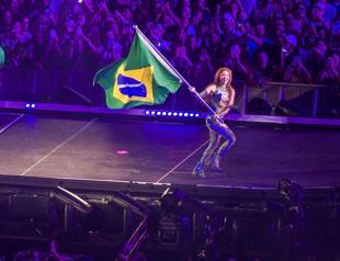 Shakira thrills fans on Rios Copacabana beach