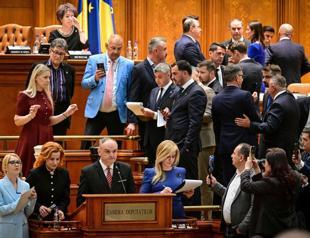 Romanian pro-EU PM loses no-confidence motion