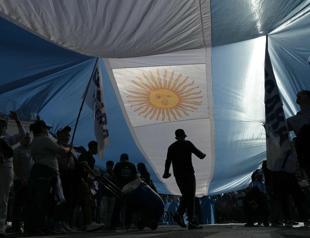 Fitch lifts Argentinas credit rating to B-