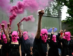 Protests as Venice Biennale opens in turmoil over Russian presence