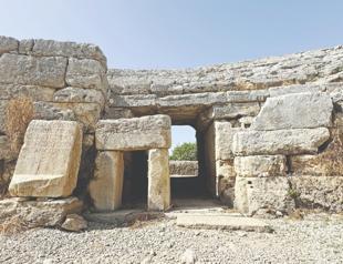 Ancient ‘guillotine gate’ system uncovered in Perge