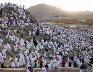 Pilgrims pray on Mount Arafat as hajj reaches peak
