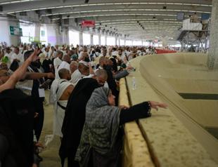 Hajj pilgrims stone the devil in final ritual