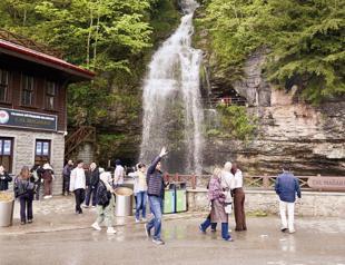 Trabzon’s iconic Çal Cave captivates holiday crowds