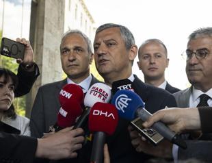 CHP’s Özel launches signature drive for extraordinary convention