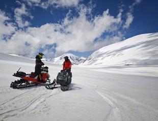 Lingering snow at Ovit Mountain draws late-season skiers