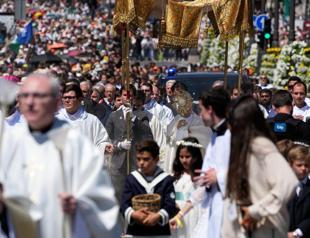 Over 1.2 million people attend Popes mass in Madrid