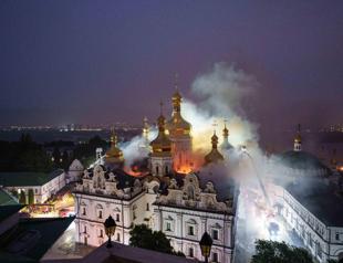 Deadly strikes on Ukraine leave Kiev cathedral in flames