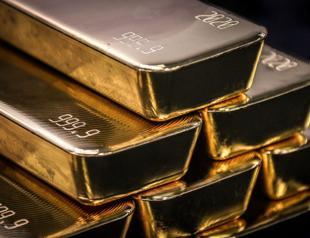 Gold jumps, investors keep their eyes on central banks