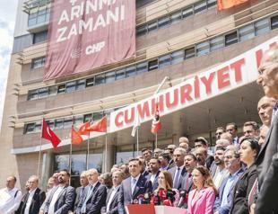 Özel allies deliver signatures in push for new CHP convention