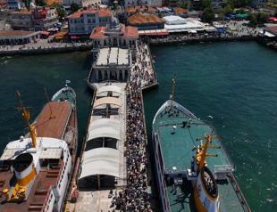 Summer crowds arrive on Istanbuls Büyükada