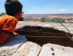 Israeli troops face resistance from residents in Syrian town