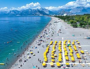 Demostrators take to Bodrum beach amid surge in private beach fees