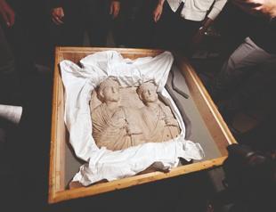 France returns Syrian artifacts after Macron visits Damascus