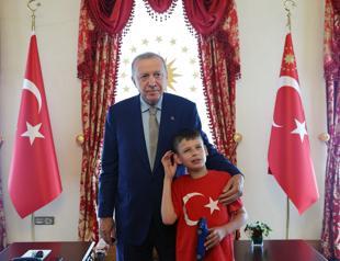 Erdoğan meets boy behind ‘Cake Not Hate’ campaign