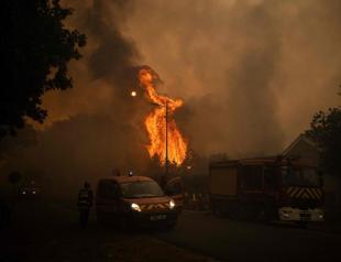 Thousands flee wildfires in southern Europe