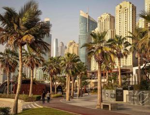 Dubai pays residents to bring visitors amid tourism slump