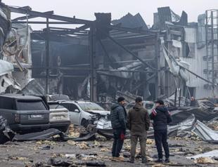 Russia hits arms expo near Kiev, kills 10: officials