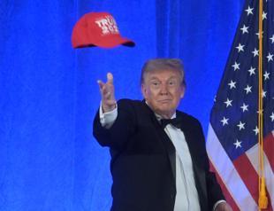 Trump bashes fake news, stokes 2028 furor in press gala rerun