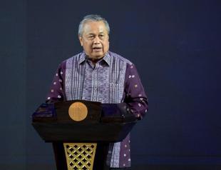 Indonesia bank chief quits, adding uncertainty to struggling economy