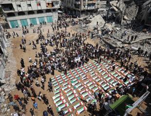 Gazans hold mass funeral for those killed during war