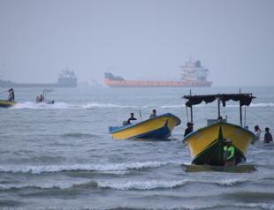 Iran says deal with Oman to reopen Hormuz is close