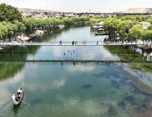 Cappadocia visitors enjoy gondola rides on Kızılırmak